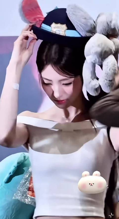 封面乍一看还以为是沈月又瘦了 都是美女，美女总有相似之处