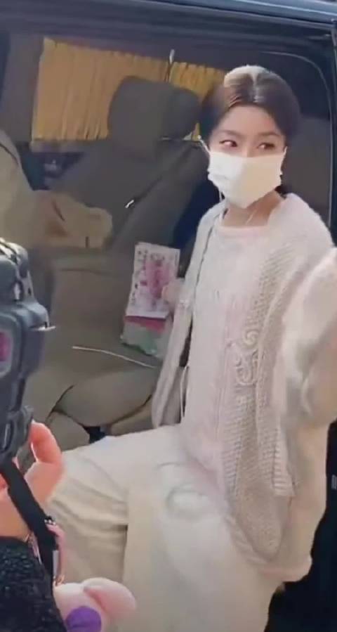 徐若晗《玉簟秋》出妆路透，卷发和毛衣搭配起来好温柔