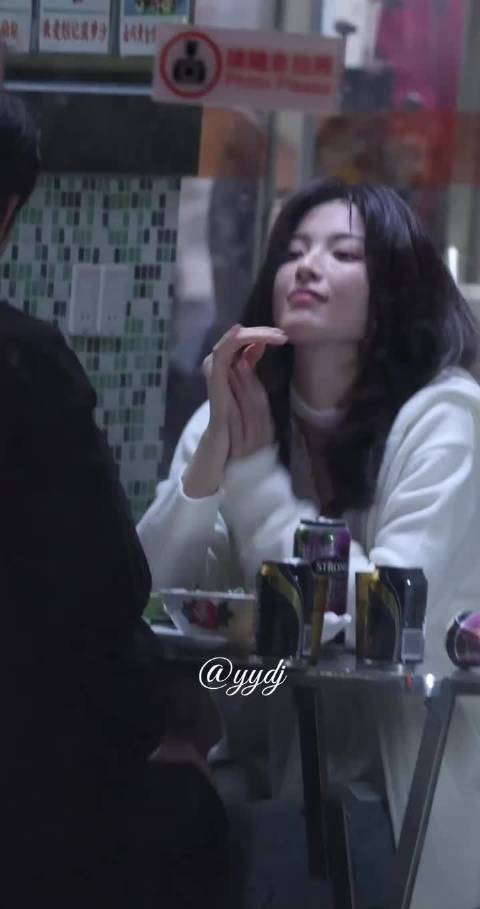 杨超越醉酒路透曝光，歪头眼神引热议
