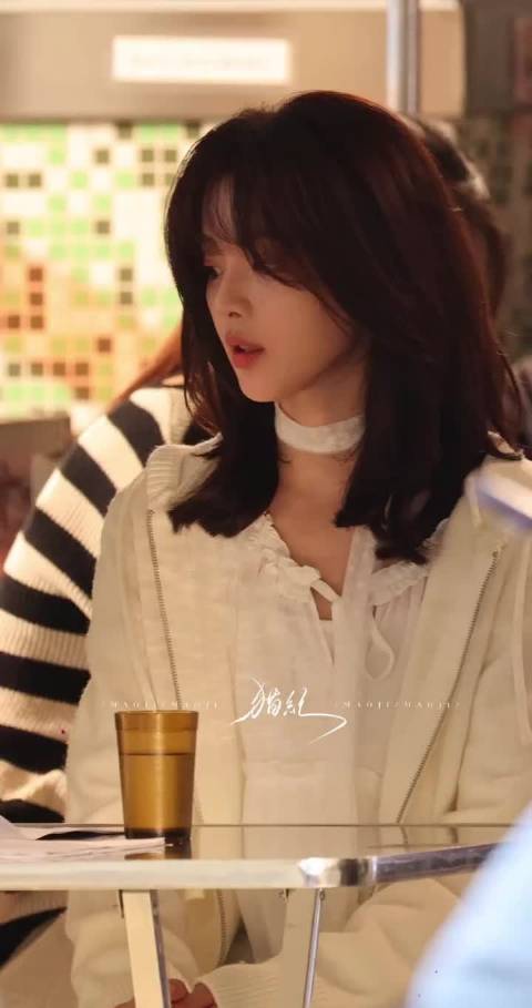 杨超越今天是太阳雨路透，郑雨学姐真的好韩啊 让鸥尼脖子围的丝带是天才！