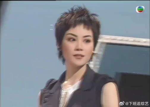 王菲回应男性知己提问称去唱歌