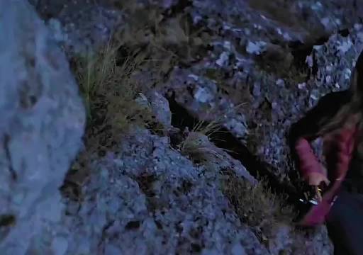 女人被歹徒逼上悬崖，她在陡峭的岩壁上如何求生？