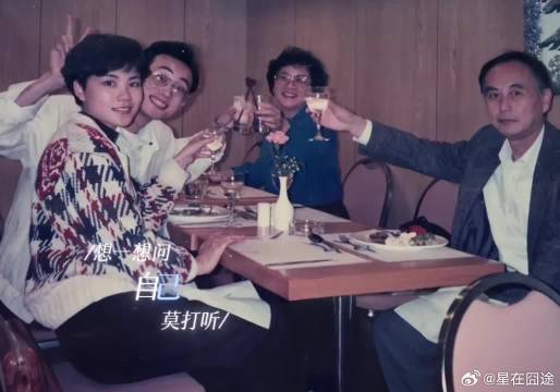 王菲演唱会现温情一幕，母亲为窦靖童喂水