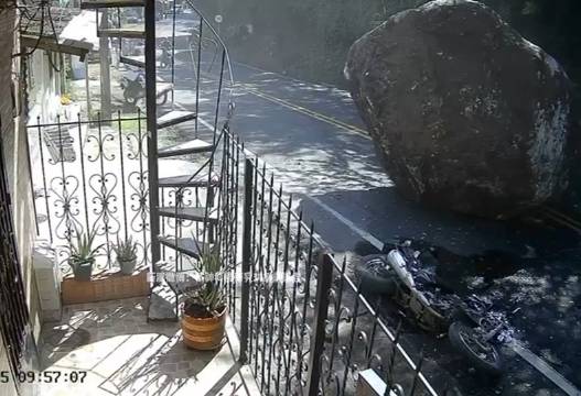 这么巨大的落石，复古摩托没了