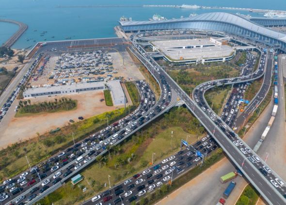 过海车辆时常排起长龙中新社