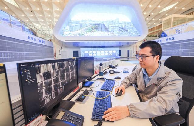 王孟庚正在雄安城市计算中心维护网络安全。北京日报客户端记者 邓伟摄