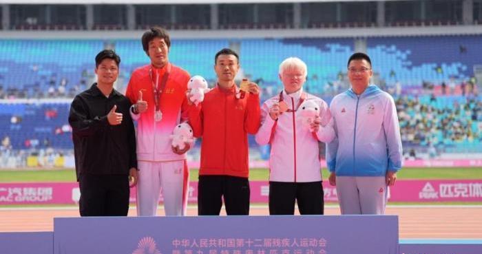 苏炳添退役后首次公开露面 出席残特奥会颁奖仪式