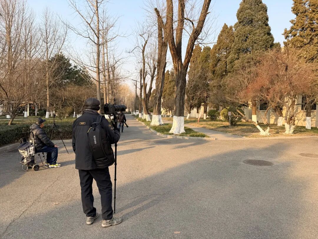 12月10日，树下仍有拍鸟者在拍鸟，均自觉与树木保持一定距离。褚英硕 摄 