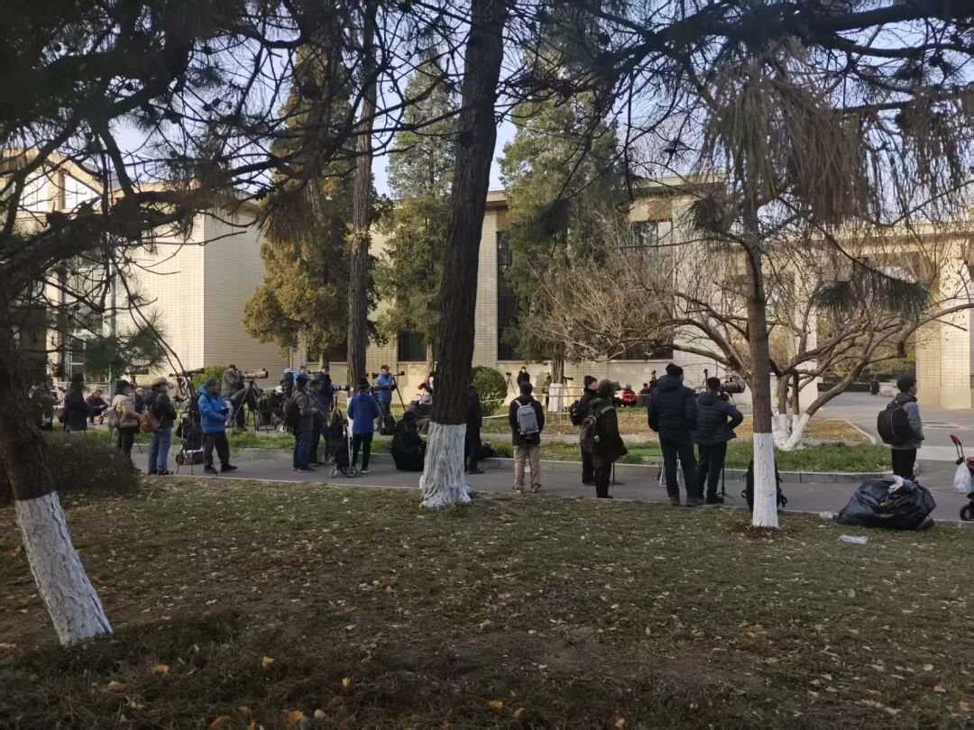 众多拍鸟者架着专业摄影器材来拍鸟。沈女士供图