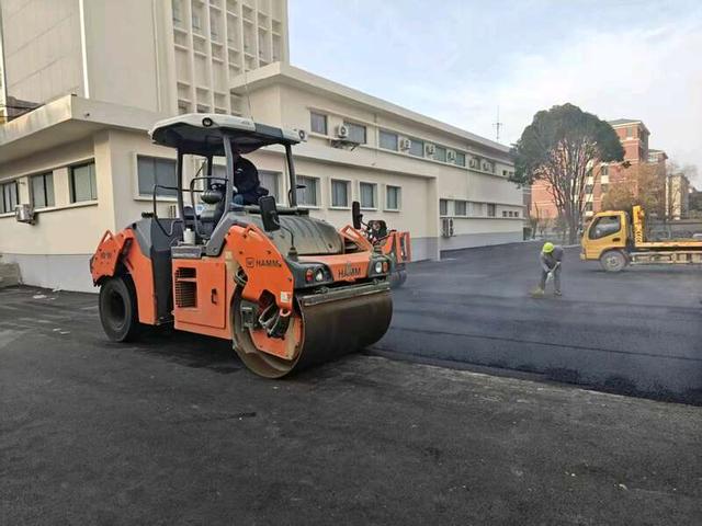 小区改造建设一角。周洋/摄