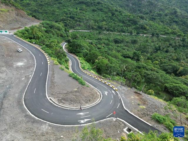 这是在科摩罗莫埃利岛拍摄的中国援科莫埃利岛公路。（图源：新华社）