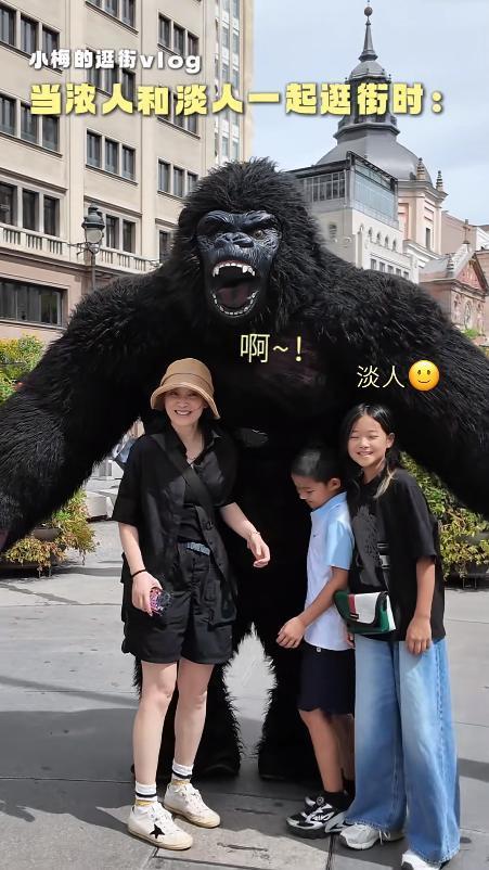 梅婷一家人现身西班牙逛街！哥哥嫂子真容曝光，俩孩子长相酷似舅舅