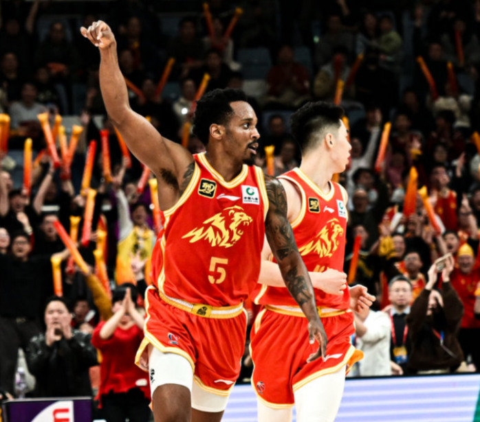 CBA揭幕战：广厦领取冠戒大胜山西 胡金秋13+6双小外均16分