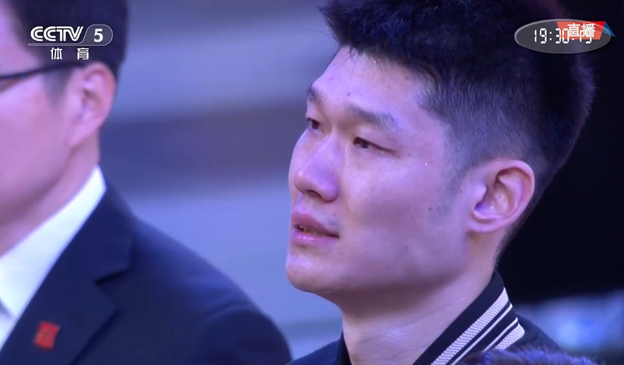 CBA颁奖仪式：广厦将帅领取冠戒+总冠军旗帜升空 胡金秋激动哽咽