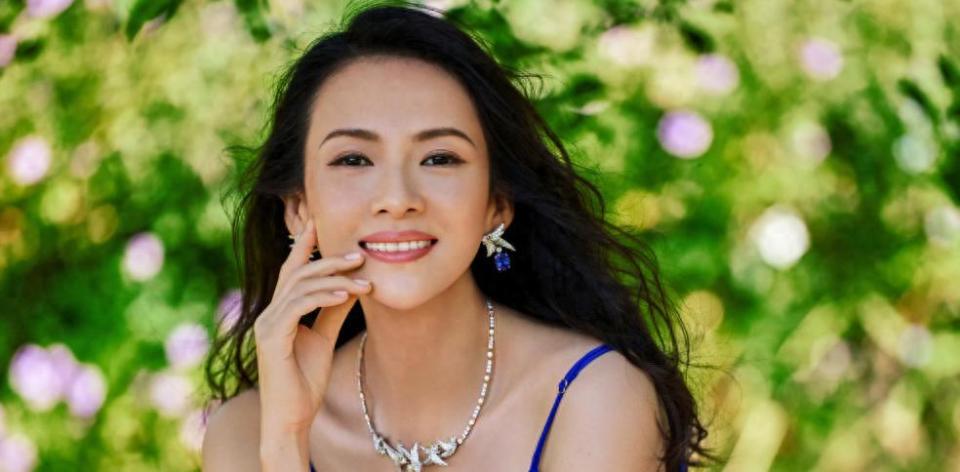 章子怡出席国际电影首映咖位大，紧挨卡梅隆，配音感言却翻车！