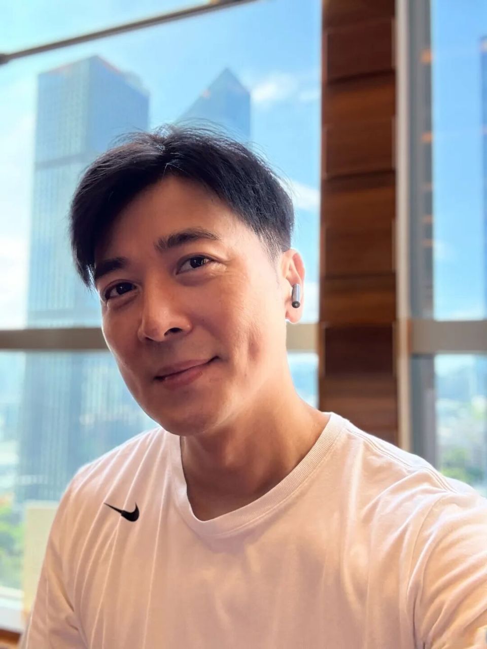 黄慧颐称保剑锋恋爱期间拿家中高档香水送其他女士，保剑锋发文：我都笑了