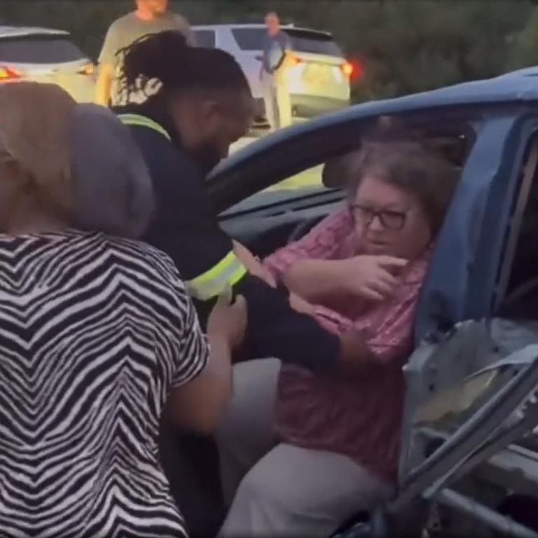 一架轻型飞机在美国高速公路交通高峰时段紧急降落，不慎砸中一辆正在行驶的汽车