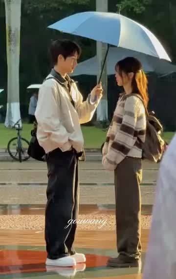 杨超越董思成新剧撑伞同框路透曝光