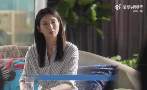 顾佳对钟晓芹送的鲜花爱不释手，但对王漫妮送的耳钉不屑一顾