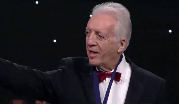 勒克莱尔陪同恩佐之子皮尔诺-法拉利，领取FIA颁发给法拉利的革新奖