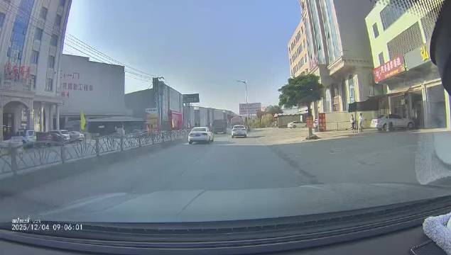 一看这白车就刚洗车，还翻过来晒