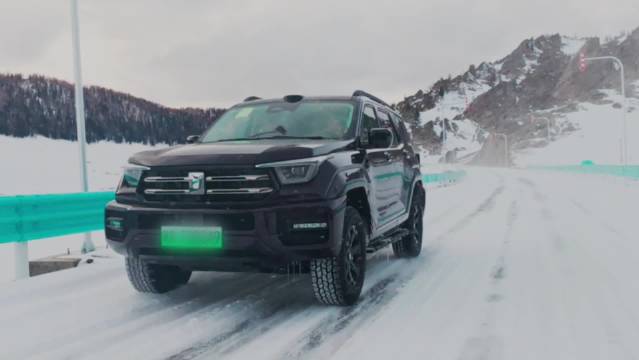 坦克400事故乘员无恙，冬季行车需稳字当头