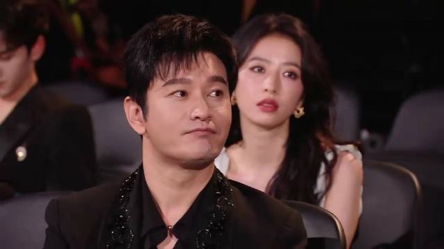 原以为周雨彤美得够自然，结果看到钟楚曦，好高级的一张脸丨星光