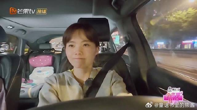 李嘉格现在比以前不内耗多了，懂得爱自己，依旧相信爱情是美好的