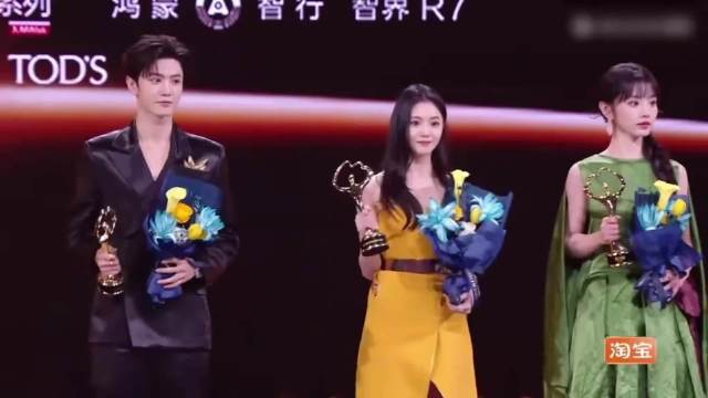 本以为田曦薇够甜了，当镜头给到刘浩存，一身黄色礼服裙太可爱