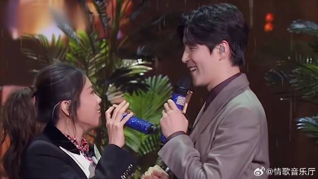 阿云嘎蔡健雅演唱《雨中曲》，动作优雅无比，致敬经典！