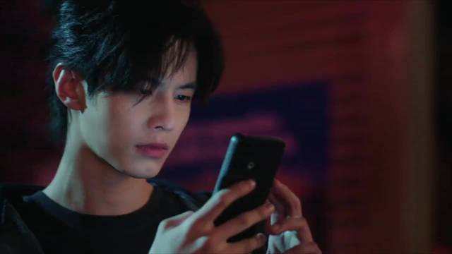 《双轨》空降开播12小时破2亿，虞书欣费启鸣造型引争议