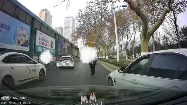 加塞引冲突司机竖中指挑衅遭视频车追截