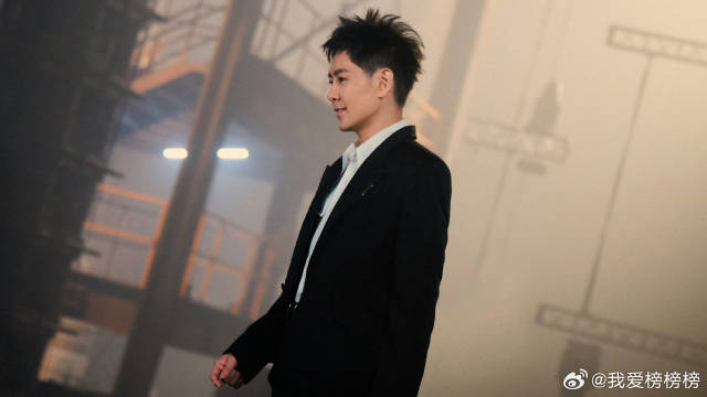 《披荆斩棘》舞台首秀，再唱十七岁出道时的第一首歌