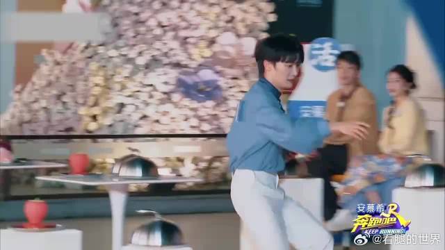周深捡漏刘涛，这小碎步跑的跟小仓鼠似的，太可爱了