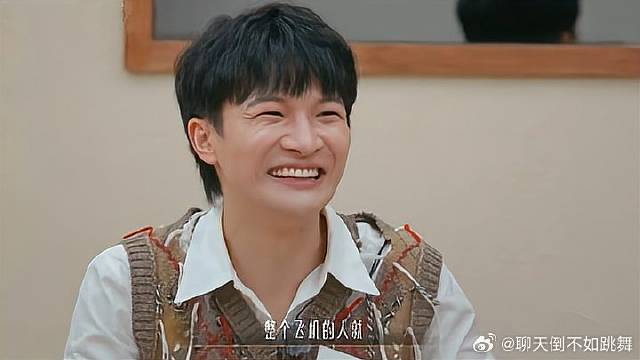 周深讲述飞机上没认出杨超越，还在现场模仿她，笑坏宋亚轩！