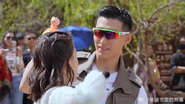 何超莲探班窦骁，两人一见面就拥抱，用行动打破婚变传言丨追星星