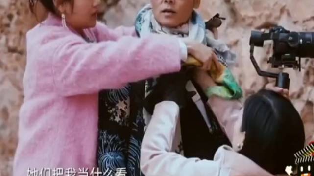 张晋被蔡少芬等三人缠满饰品直呼痛苦