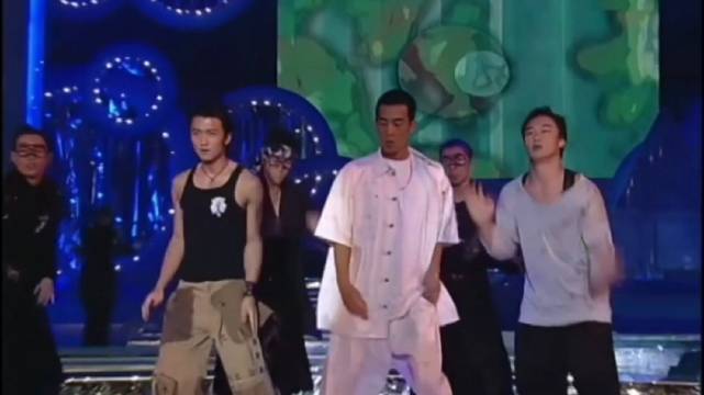 陈小春陈奕迅谢霆锋三人同台献舞