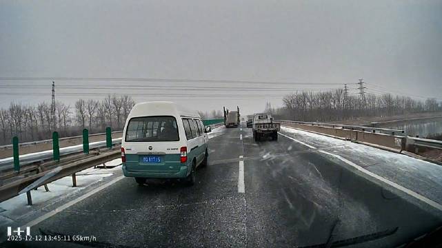 路面湿滑未保持安全距离，视频车司机被认定全责