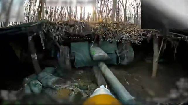 卢比孔无人机小组打击了D30榴弹炮，M113，M577，皮卡，掩体等