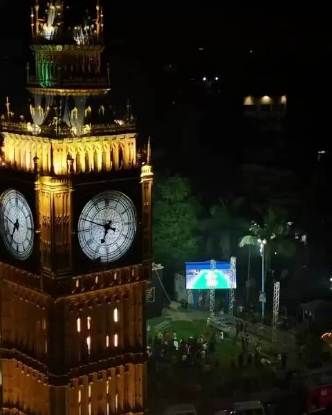 气势十足！21米高梅西雕像夜色中揭幕，工作人员进行最后布置