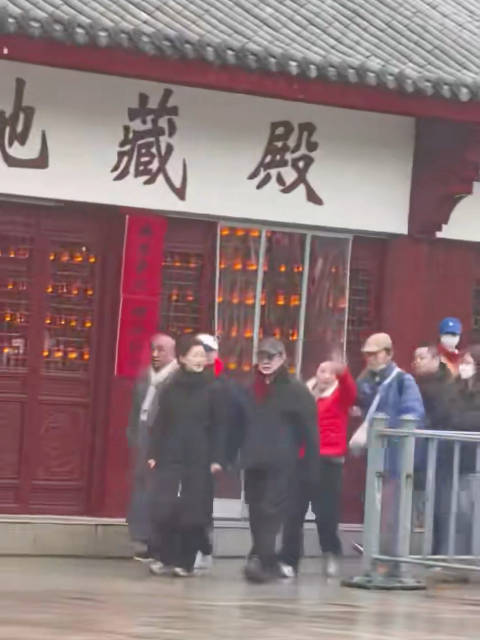 据多名网友发布视频，今天中午，功夫巨星@李连杰 到访安徽池州九华山祈福！