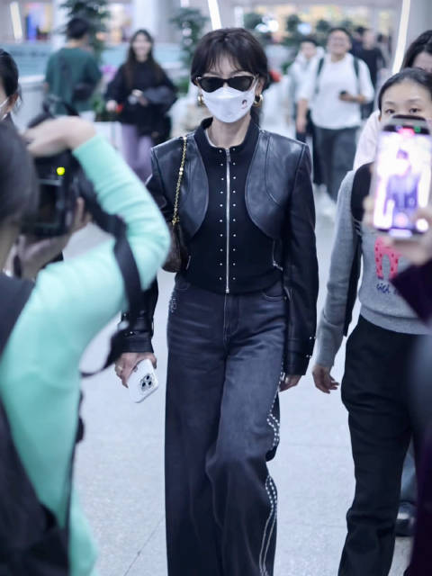 251212到达 世界踩在此女脚下 @赵雅芝 超话大赏2025最燃音乐现场