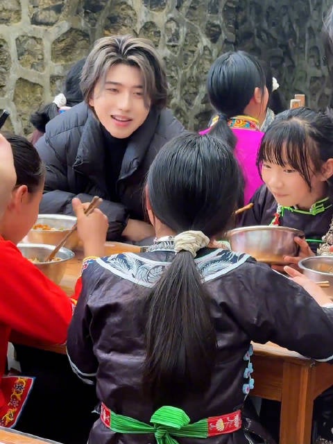 在大山里看到了一个不一样的蔡徐坤，太温柔！