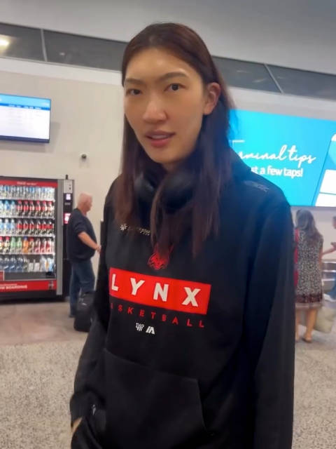 珀斯山猫出征汤斯维尔，马利率队机场拍趣味段子