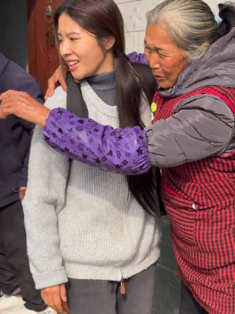 95后网红阿梓回乡助农卖货，曾因恶龙咆哮走红