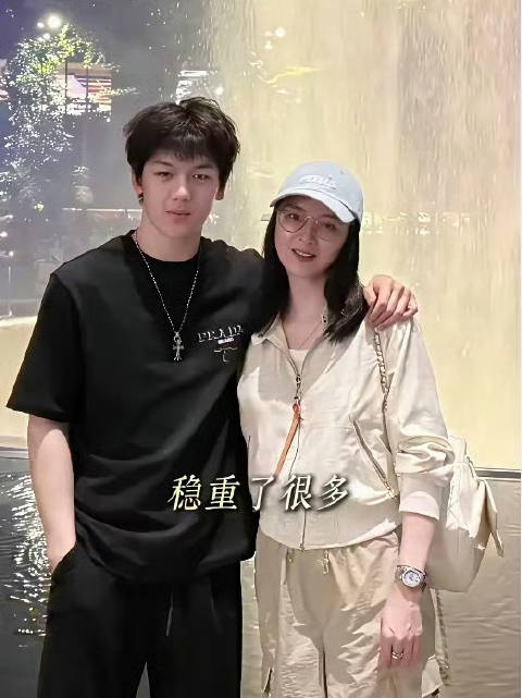 王艳与19岁儿子同框合影，长成大小伙子，妥妥的高富帅