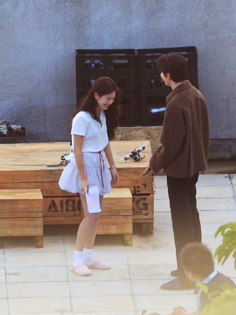 卢昱晓林一拍戏互动自然笑容明媚眼神温柔