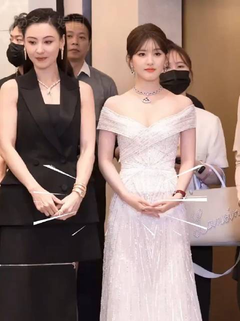 女星面对金主敬酒？王菲一口闷，赵丽颖虚晃一枪，杨紫辣出表情包