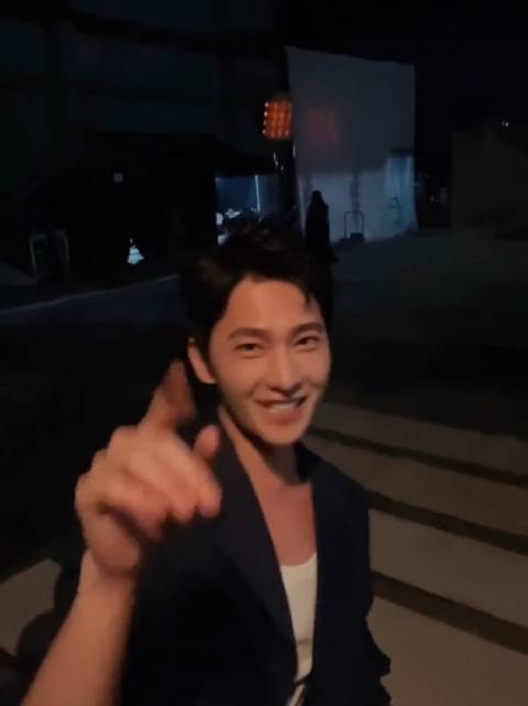 yyy 想把天上的星星摘给你，却发现它们早就在你的眼睛里